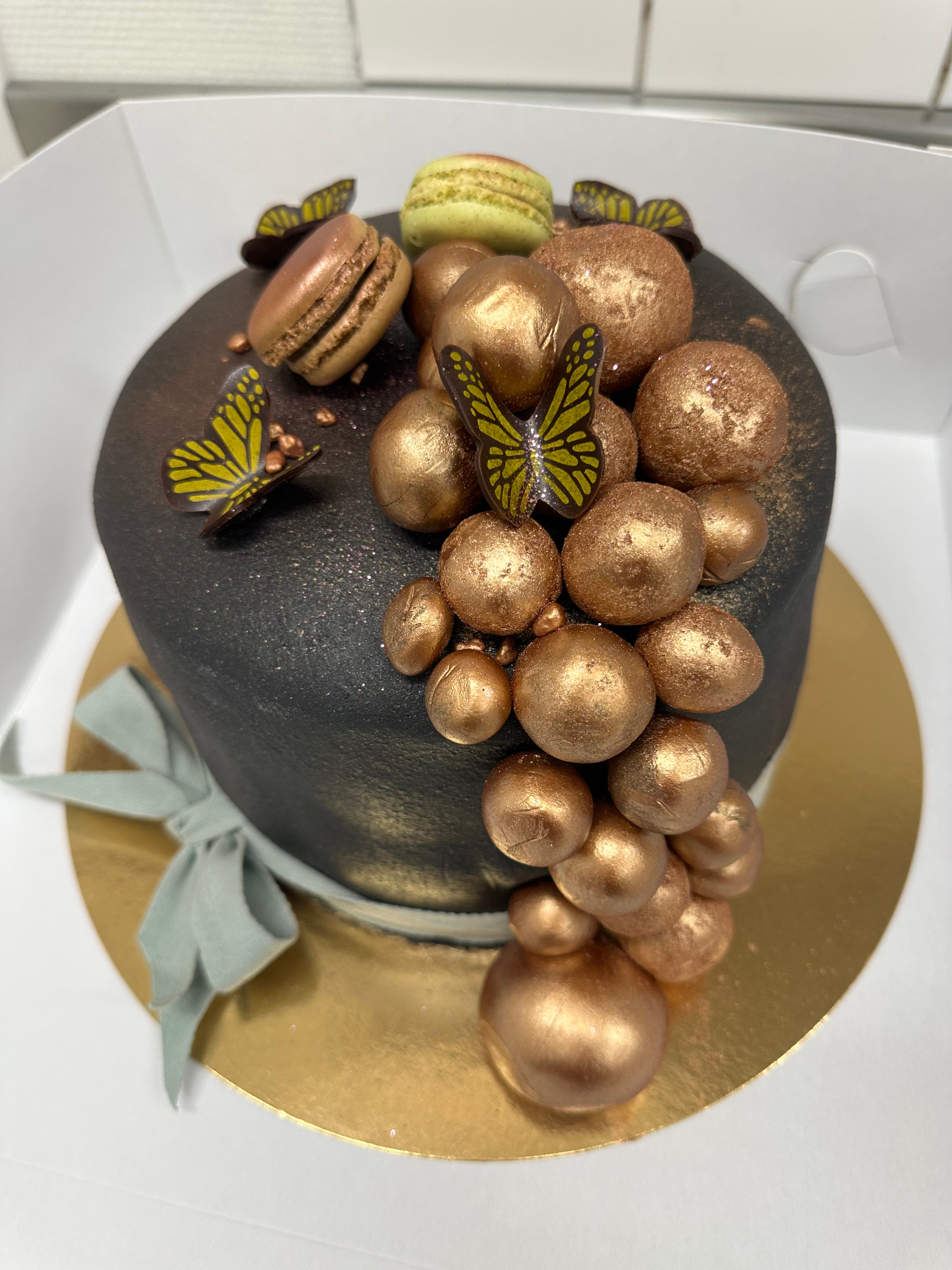 Elegant tårta med gulddekor