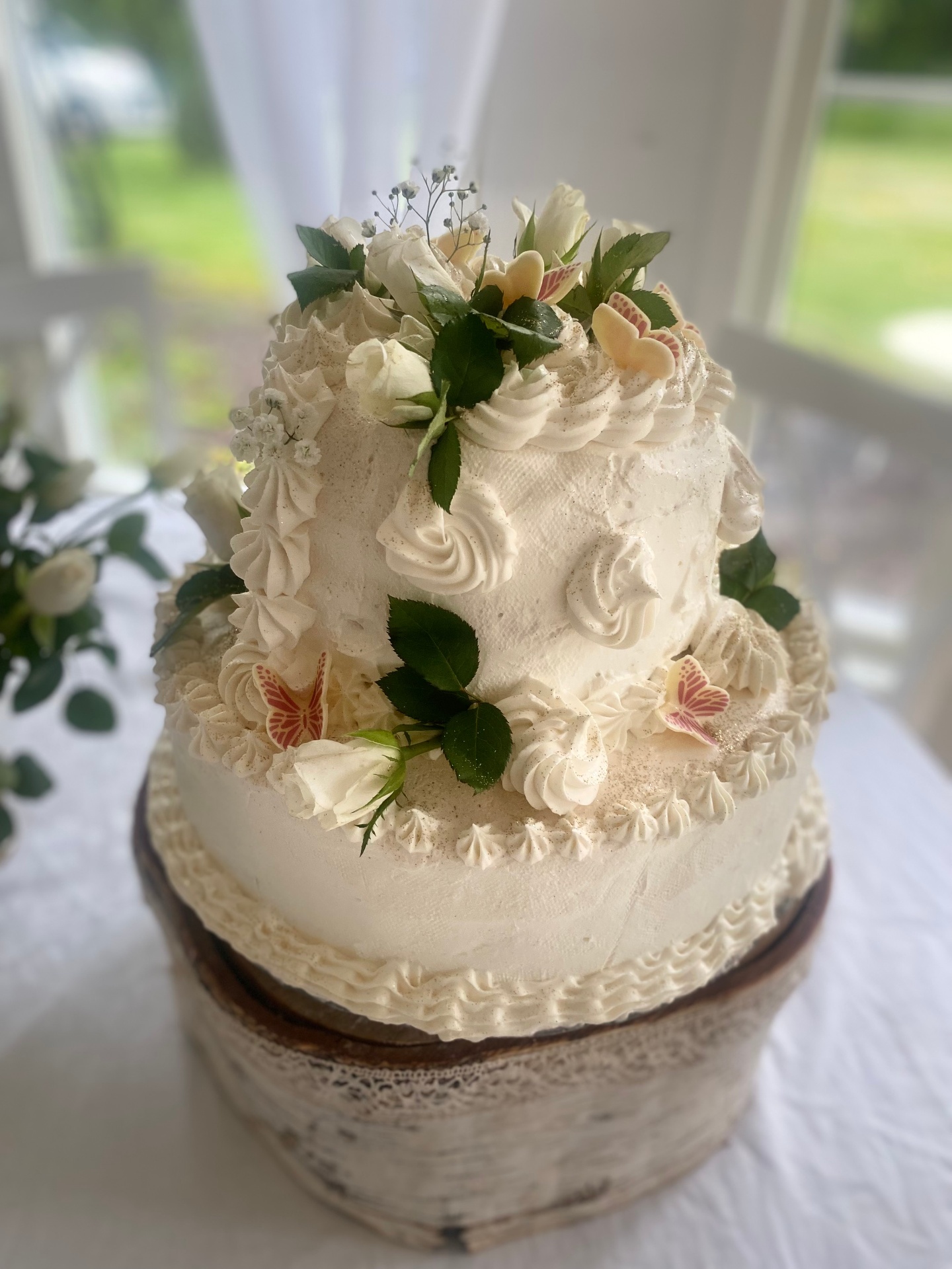 Bröllopstårta med blommor